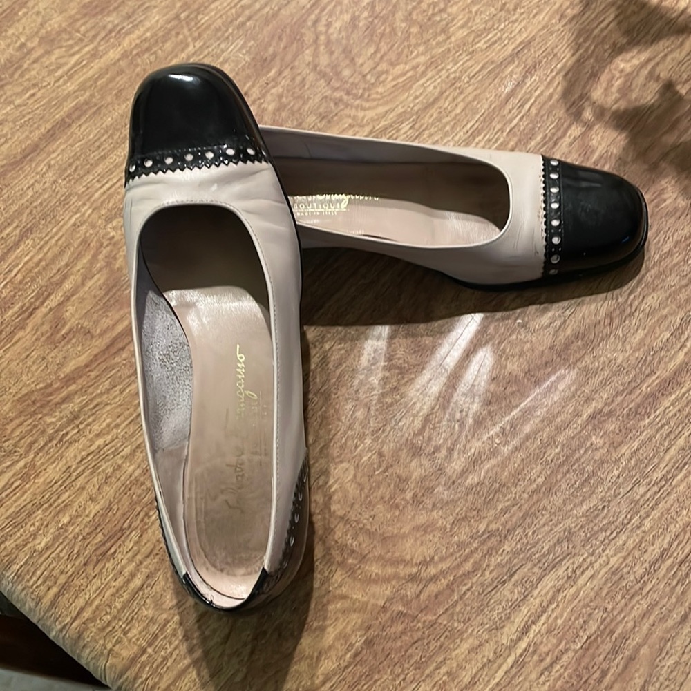 Feragamo two tone shoes Low heel